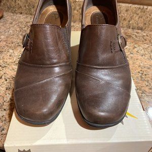 Earth Origins brown shoes